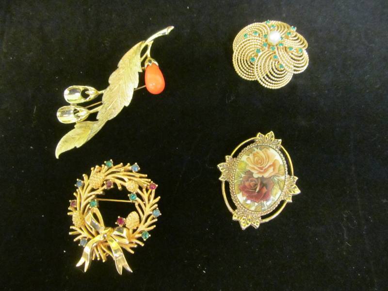 lot 75 image: Wreath Pin, Brooch Pin