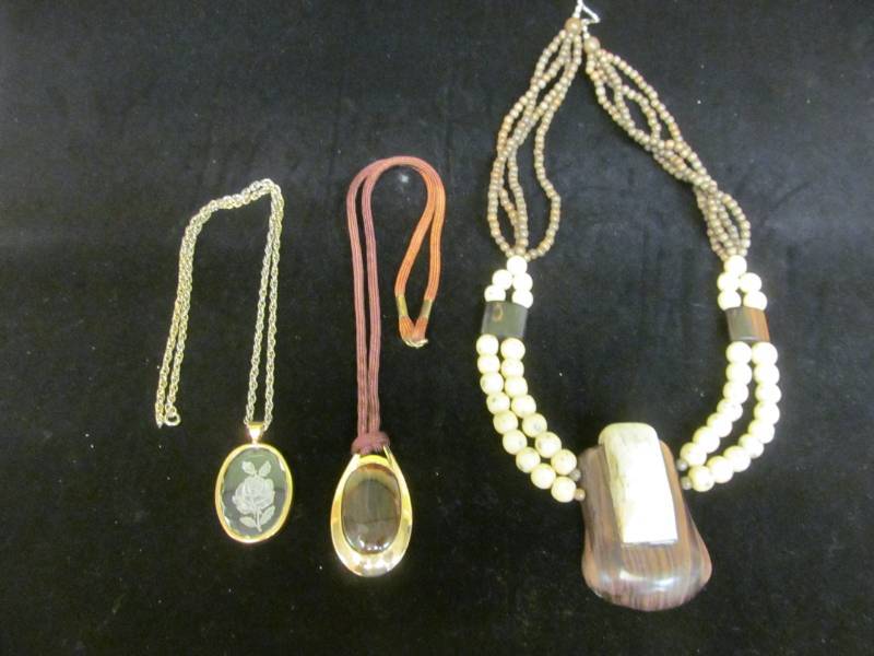 lot 77 image: Sarah Coventry Oval Brown Pendant