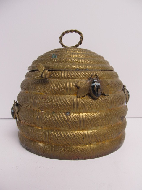 lot 53 image: Old Vintage Hinged Brass Mottahedeh Box - Beehive Form