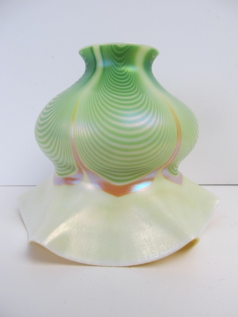 lot 68 image: Antique QUEZAL Pulled Feather Iridescent Art Glass Shade