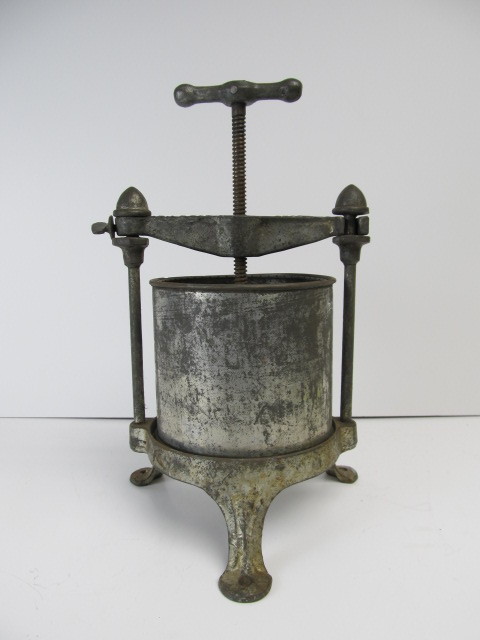 lot 92 image: Antique Cast Iron GRISWOLD Fruit & Lard Press