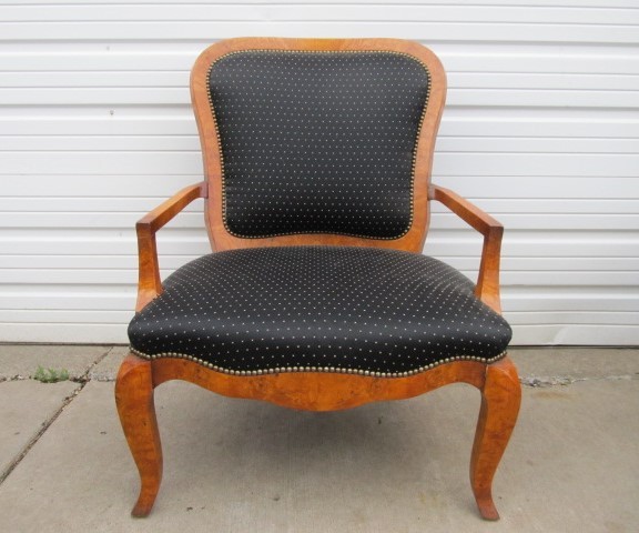 lot 178 image: NICE Vintage Oversized Stuffed Upholstered Burled Walnut Parlor Chair