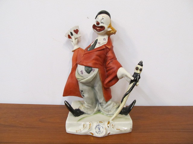 lot 185 image: Vintage CAMPODIMONTE ITALY Gambling Clown Figurine