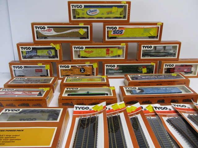 lot 195 image: Large Lot of NOS Unused TYCO HO Train Cars & Track