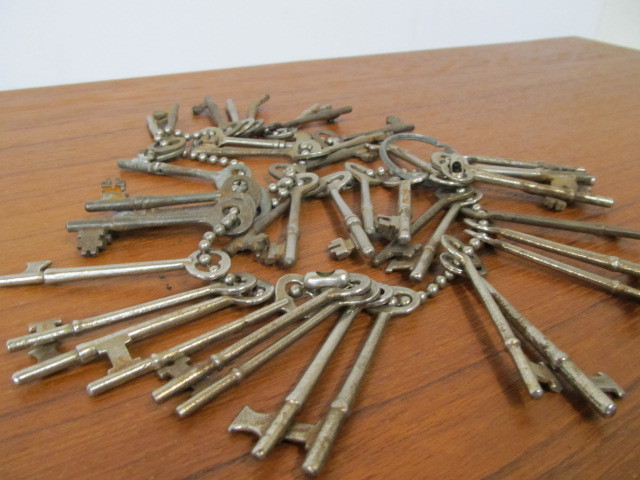 lot 139 image: Lot of Antique Skeleton Keys