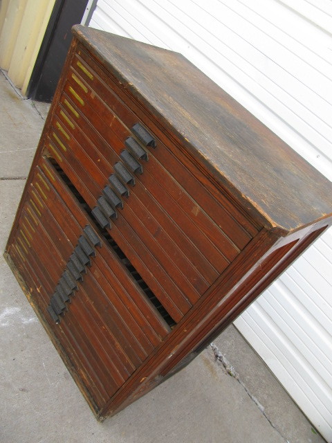 lot 2 image: Antique Hamilton 20-Drawer Printers Cabinet
