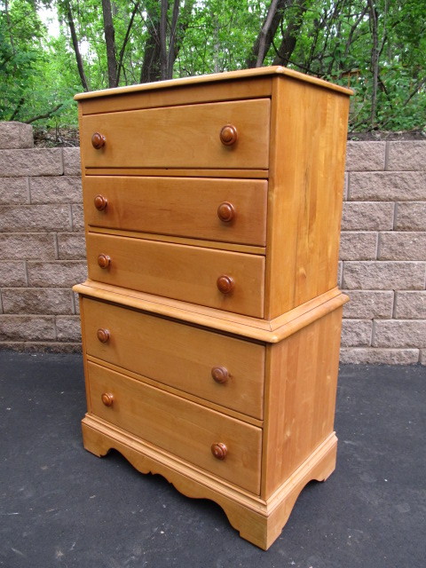 lot 202 image: NICE Vintage Solid Maple Chest of Drawers