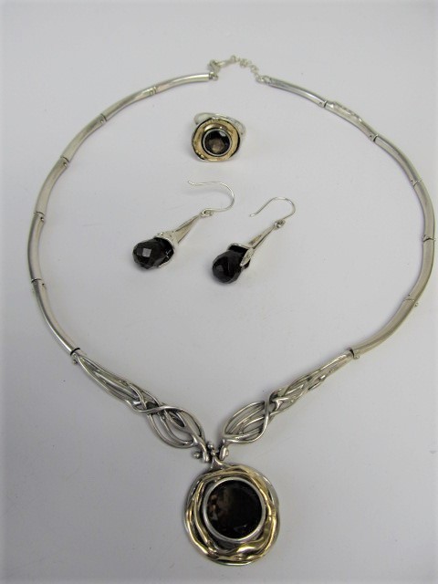 lot 218 image: Signed HAGIT GORALI Solid 14kGold & Sterling Silver Matching Necklace Earring & Ring Set