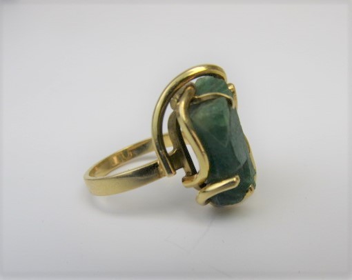 lot 219 image: Vintage Solid 18k Gold Designer Modernist wRough Emerald Center Stone