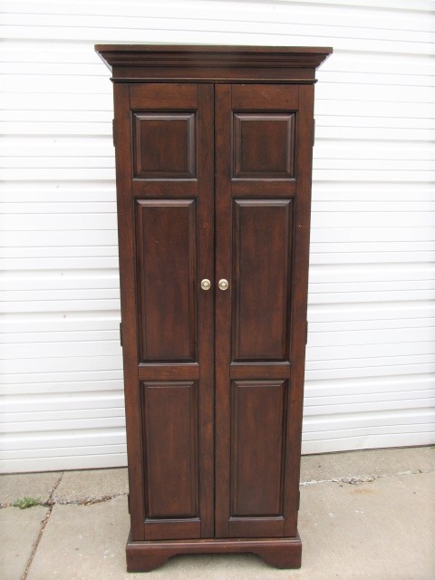 lot 207 image: Contemporary Cedar Lined 5-Section Cupboard