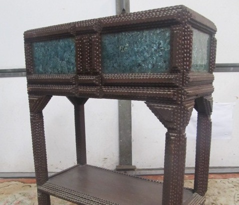 lot 204 image: Very Nice Original Antique Hand Carved Tramp Art Planter Box