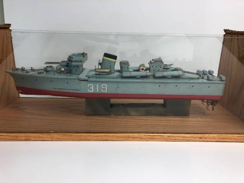 lot 226 image: Original Vintage 1940s WW2 Era Battery Operated TMY Wooden Battle Ship 