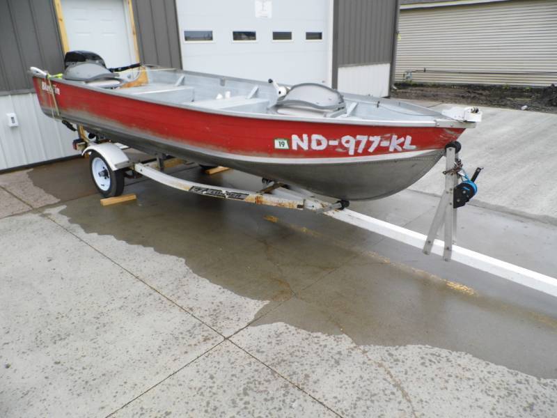 lot 10 image: 1982 Bluefin Boat w Trailer
