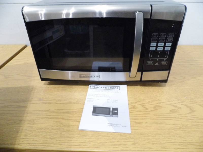 lot 11 image: Black & Decker Microwave