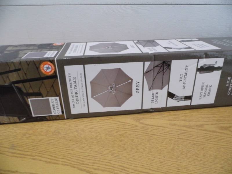 lot 20 image: 9 Patio Umbrella