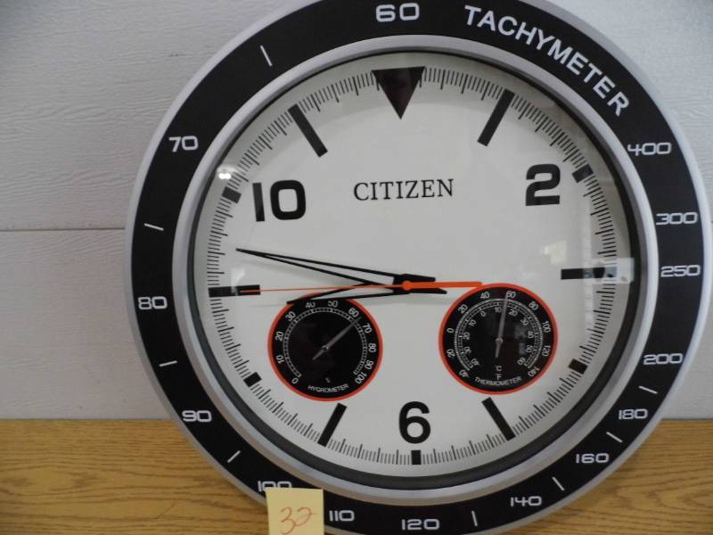 lot 32 image: Citizen Clock