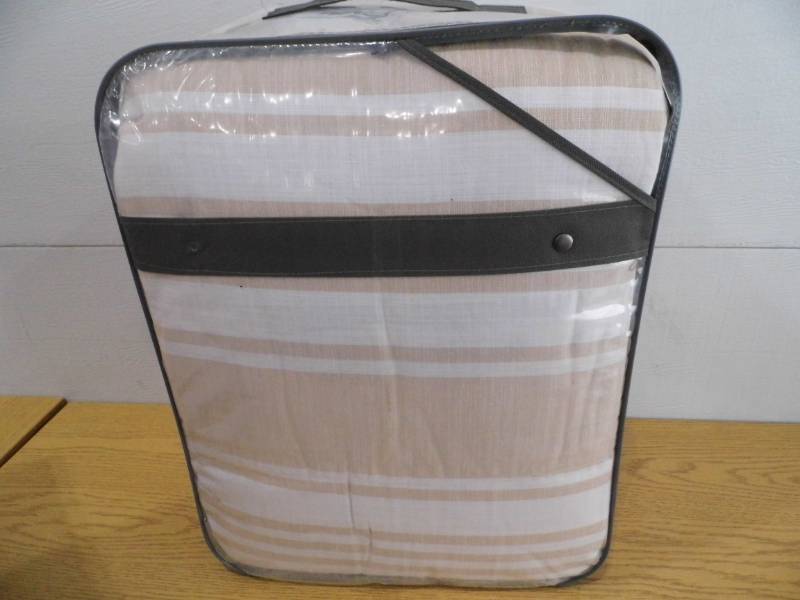 lot 54 image: Threshold Comforter