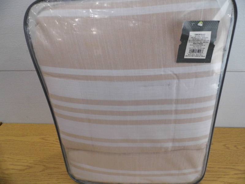 lot 55 image: Threshold Comforter