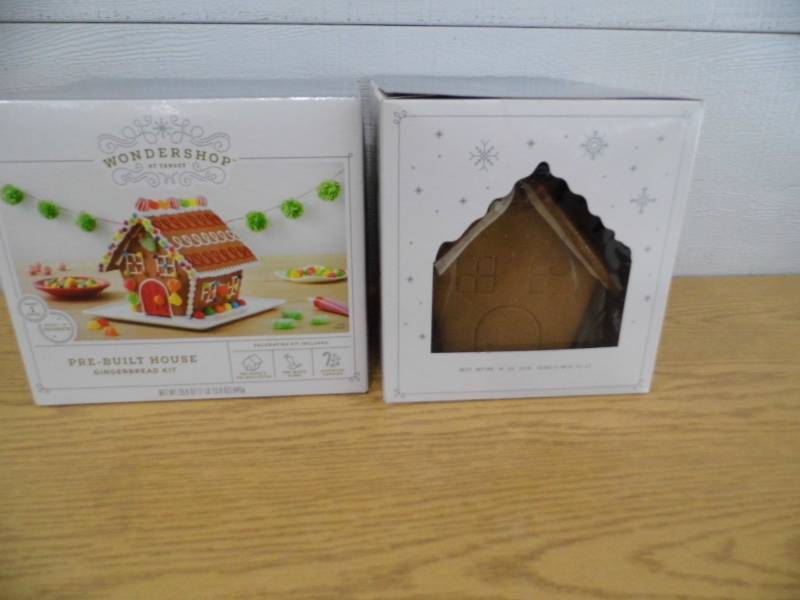 lot 61 image: Lot of 2 Gingerbread House Kits