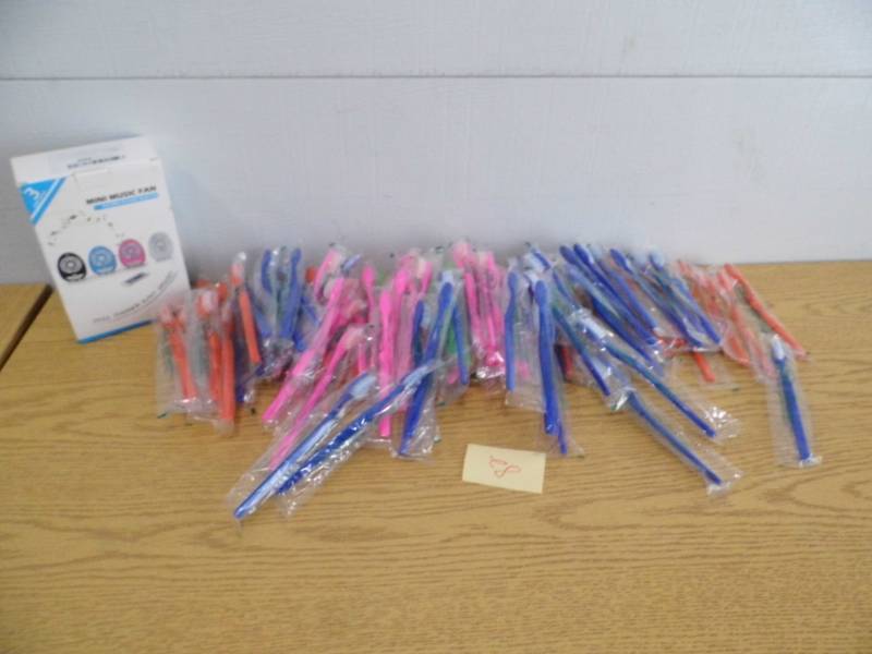 lot 82 image: Mini Music Fan - Toothbrushes
