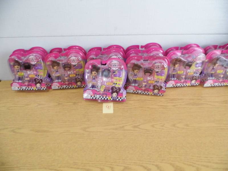 lot 91 image: Lot of 14 Kuu Kuu Harajuku Dolls