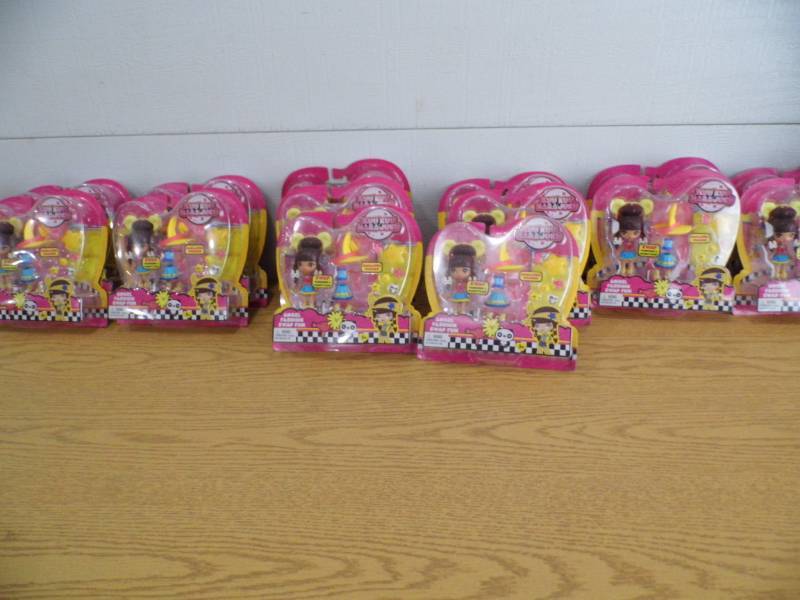 lot 92 image: Lot of 14 Kuu Kuu Harajuku Dolls