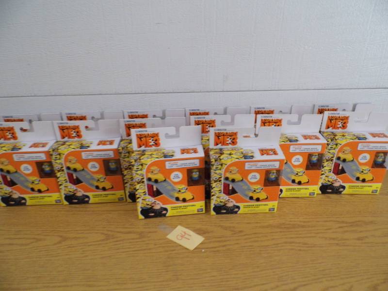 lot 94 image: Lot of 14 Dispicable Me Mini Playsets
