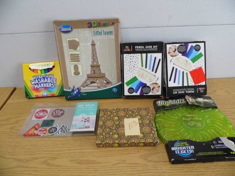 lot 103 image: Frisbee - Markers - Pencil case Kit