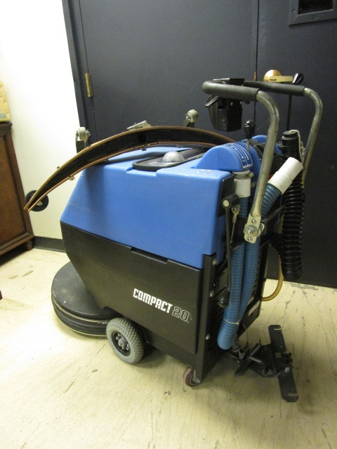 lot 207 image: WINDSOR 20 FLOOR SCRUBBER