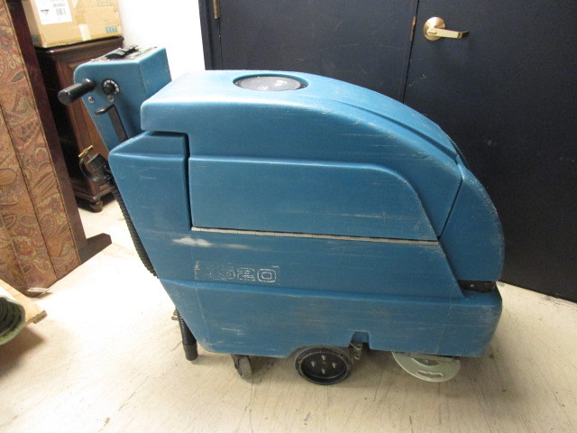 lot 211 image: TENNANT 26 FLOOR SCRUBBER