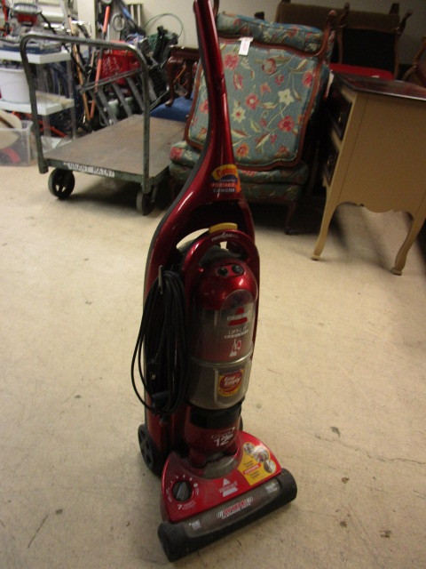lot 213 image: BISSELL UPRIGHT VACUUM