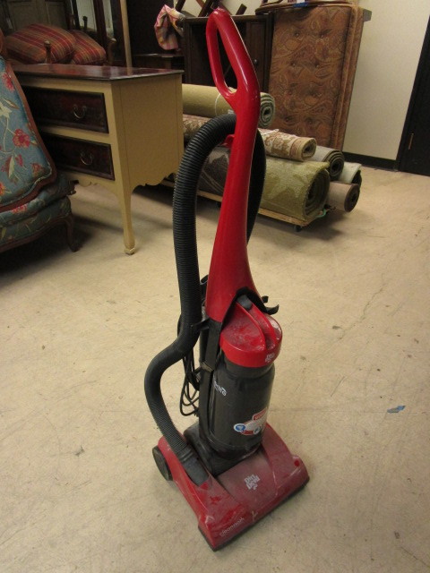 lot 215 image: DIRT DEVIL UPRIGHT VACUUM