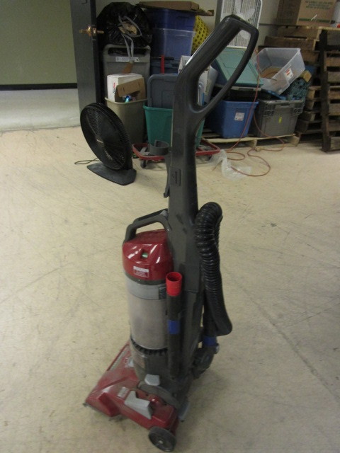 lot 216 image: HOOVER UPRIGHT VACUUM