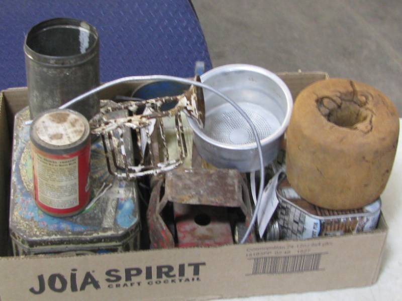 lot 3 image: Vintage Tin Ware