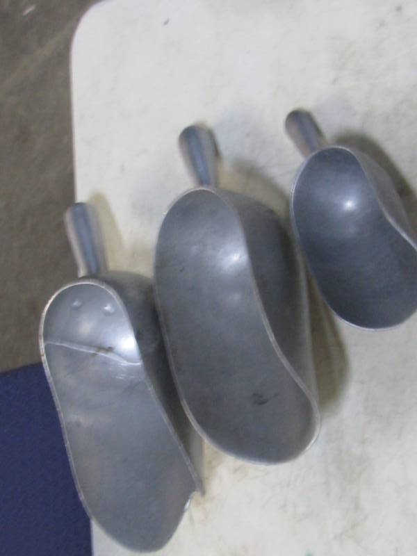 lot 5 image: Aluminum Scoops