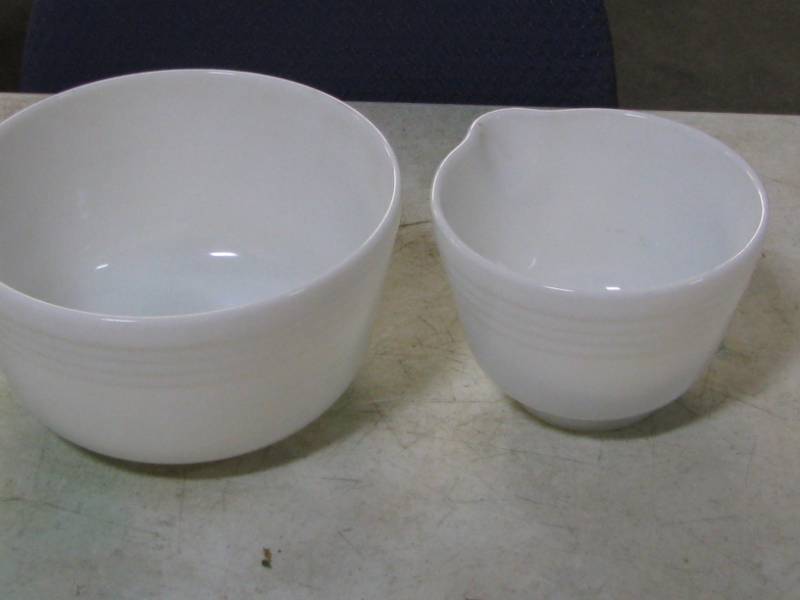 lot 7 image: Hamilton Beach Pyrex Mixing Bowls