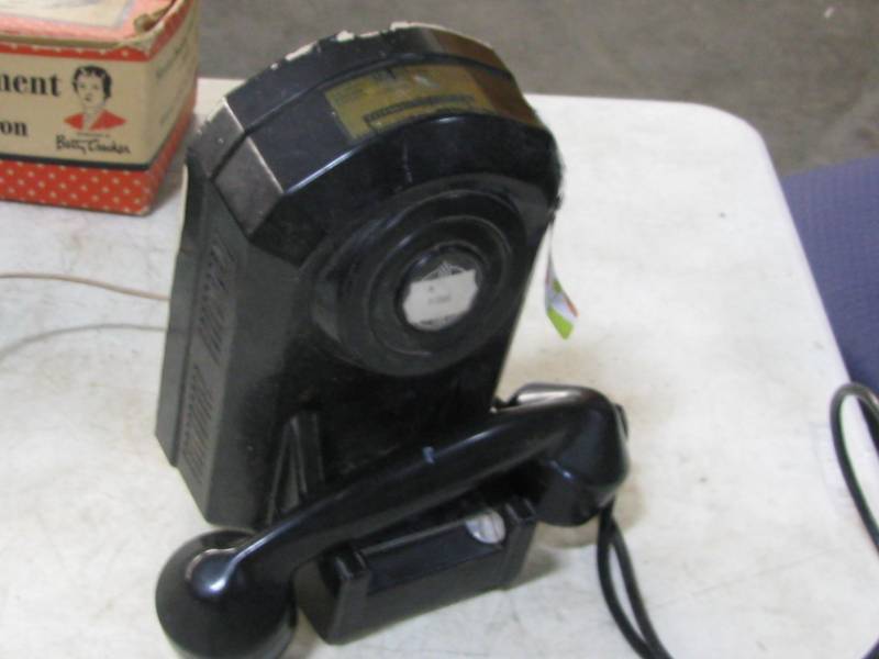 lot 29 image: Bakelite Monophone