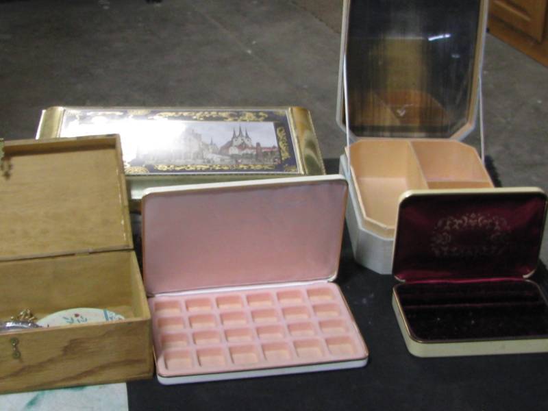 lot 59 image: Jewelry Boxes