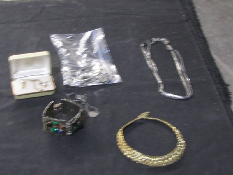 lot 60 image: Jerwelry Lot