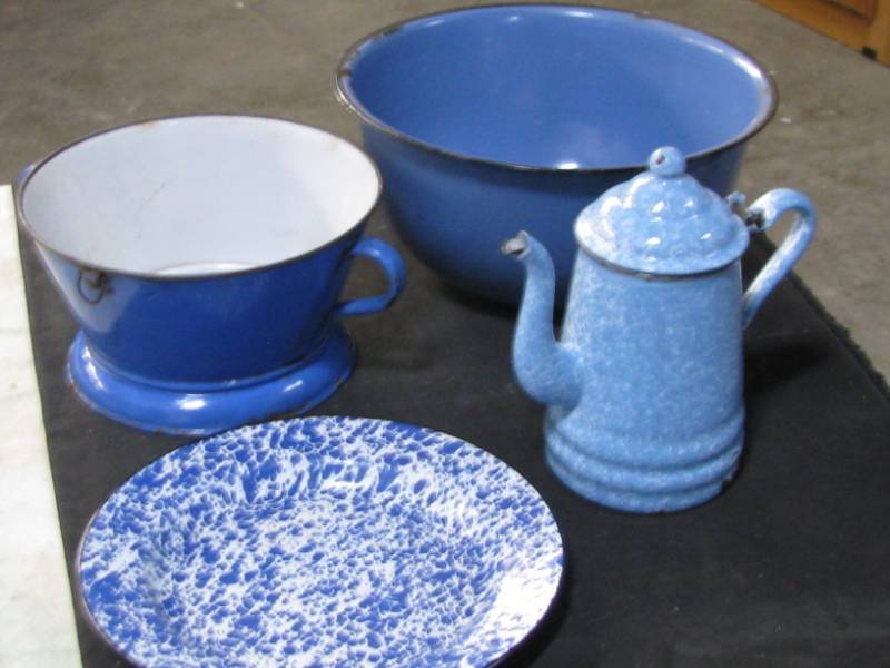 lot 72 image: GranitewareEnamelware