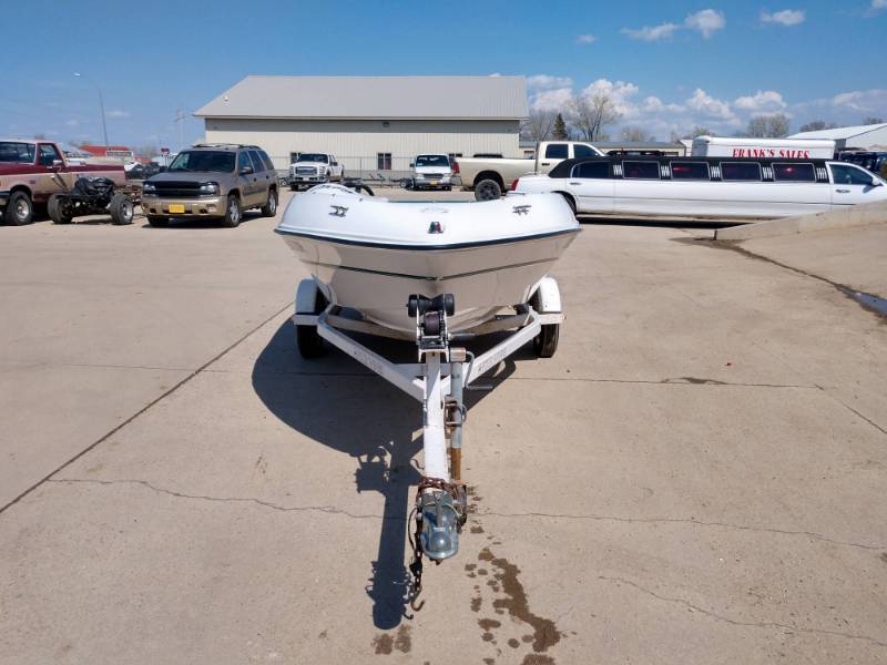 lot 6 image: 1996 Four Winns Fling - Jet Boat wTrailer