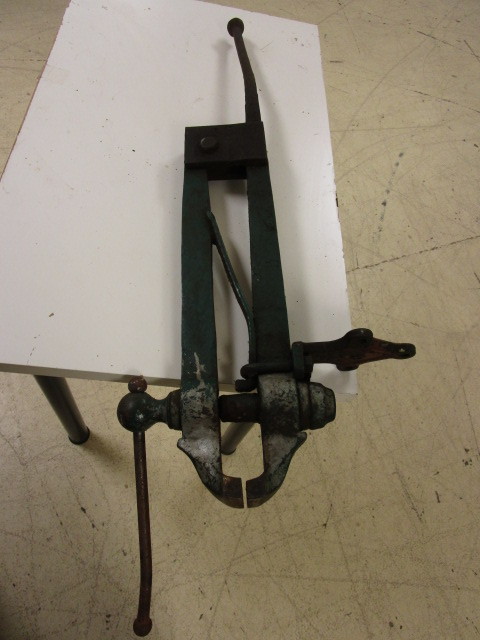 lot 526 image: VINTAGE INDUSTRIAL VICE