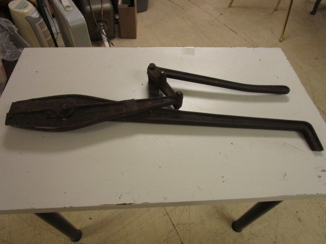 lot 527 image: VINTAGE VIKING SHEAR CO. INDUSTRIAL SHEARS