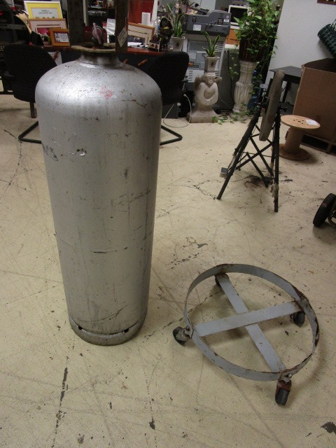 lot 528 image: PROPANE CYLINDER AND CIRCULAR WHEELED STAND