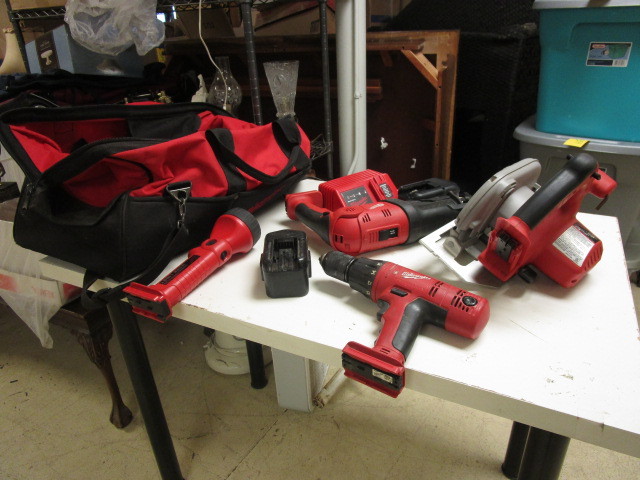 lot 536 image: MILWAUKEE POWER TOOL KIT