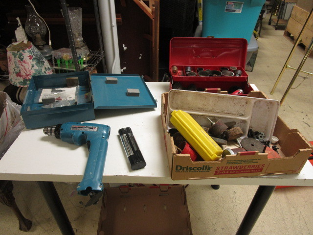 lot 540 image: MAKITA CORDLESS DRILL AND ACCESSORIES