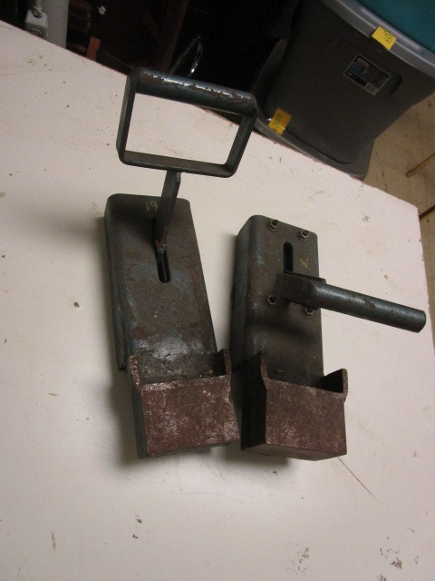 lot 553 image: MAGNETIC PLATE LIFTERS