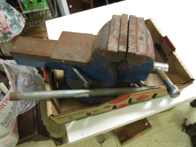 lot 554 image: WORKBENCH TOP CLAMP