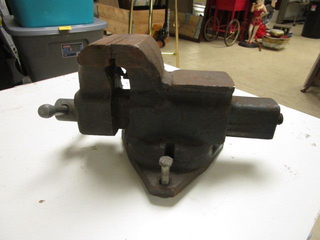 lot 555 image: POWER-KRAFT WORKBENCH TOP CLAMP