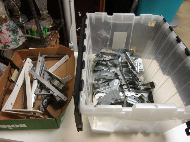 lot 558 image: METAL CONNECTORS AND WALL MOUNT BRACKETS